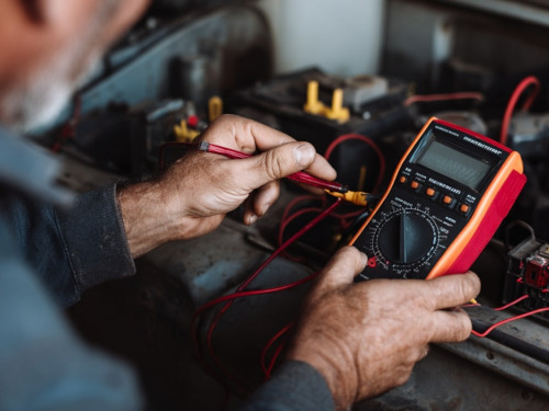 Jak używać multimetru? Obsługa, zasady działania, zastosowanie