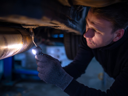 Jakie są skutki i objawy nieszczelnego układu wydechowego? Jak je diagnozować i naprawiać?