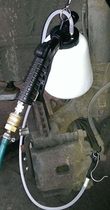 Przyrząd do odpowietrzania hamulców 1.0 l.